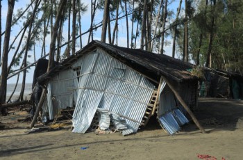 ঘূর্ণিঝড় ‘সিত্রাং’ তাণ্ডবের খন্ডচিত্র